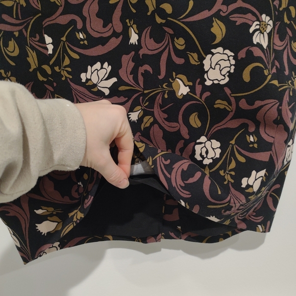 Loft paisley printed pencil skirt, form fitting, zippered closure - size 2 - Picture 5 of 10